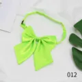 Nahaufnahme Detail der neongrünen JK Uniform Fliege mit verstellbarem Riemen und Schnalle. - Grün