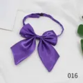 Detailansicht der lila Satin JK Uniform Schleife mit glattem Stoff und verstellbarem Riemen. - Lila