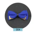 Farfallina blu da uomo con eleganti decorazioni angolari dorate per abiti eleganti e formali. - Blu