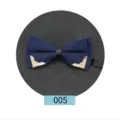 Papillon blu scuro da uomo con angoli metallici dorati, accessorio per abito in stile britannico. - Blu scuro