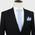 Set Cravatta E Taschino Blu Chiaro Unito Da Uomo Con Giacca Da Abito Nera E Camicia Bianca - Azzurro