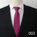 Vista dettagliata di una cravatta classica a righe rosse e blu da uomo con camicia bianca. - Colore 003