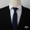Cravatta classica da uomo blu scuro con delicato motivo a pois bianchi per abiti formali. - Blu Scuro Punti Bianchi / Modello B 001