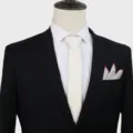 Cravatta da abito da uomo tinta unita con camicia bianca e fazzoletto da taschino variante - Bianco avorio