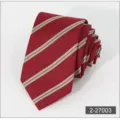 Cravatta da uomo a righe rosse e beige, formale per affari, abbinata a camicia e abito. - modello 3
