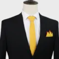 Set cravatta e fazzogletto da taschino giallo unito per uomo abito formale affari matrimonio. - Giallo