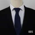 Dettaglio di cravatta formale blu scuro a quadri, elegante per abito e camicia. - Quadri Blu Scuro / Tipo B 005