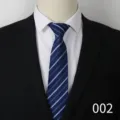 Primo piano dettagliato della cravatta da uomo d'affari a righe blu per abito formale. - Blu A002