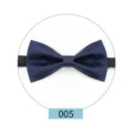Classico papillon in raso blu navy da uomo, accessorio elegante per abito formale. - Blu scuro