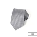 Primo piano di cravatta da uomo a righe grigie, vista dettagliata di accessorio formale. - Grigio
