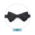 Pajarita negra clásica de satén para hombre, foto de detalle elegante para trajes formales. - Negro