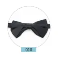 Vista detallada de una pajarita negra clásica para trajes formales y de negocios. - Negro