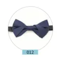 Vista detallada de una pajarita azul oscura para hombre, estilo británico para trajes formales. - Azul marino