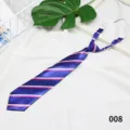 Nahaufnahme Detailansicht der blauen gestreiften JK Uniform Krawatte mit rosa Linien. - Farbe 008