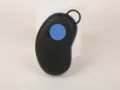 Strumento per massaggio del cuoio capelluto in silicone con pulsante blu e pratico gancio. - Nero