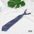 Nahaufnahme einer blauen gestreiften Lazy Krawatte, vorgebundene Schuluniform Krawatte für Damen. - 012