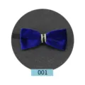 Variante di cravatta a farfalla in velluto blu con anello in strass per abito da uomo e matrimonio. - Blu