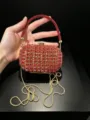 Rote Strass Acryl Abendtasche Detailansicht mit funkelnden Kristallen und goldenem Kettengurt. - Rot