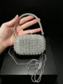 Nahansicht der glitzernden Strass-Abendtasche mit Perlenhenkel und edler Metallkette. - Silber