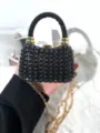 Detailansicht der glitzernden schwarzen Strass-Abendtasche mit Metallgriff und goldener Kette. - Schwarz (A200)