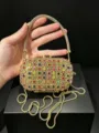 Luxuriöse Acryl Abendtasche mit Strasssteinen und goldener Kette, elegante Umhängetasche. - bunt