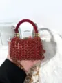 Nahaufnahme Detail der luxuriösen roten Strass-Abendtasche mit goldener Kette und Griff. - Rot (A200)