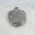 Glitzernde Strass Abendtasche Detail, silberne Mini Kettentasche für elegante Kleider. - Silber A055