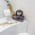 Detailansicht der stilvollen metallic-lila Acryl Abendtasche mit künstlerischem Griff und Kette. - Lila (C011)