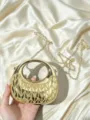 Goldene Acryl Halbmond Kettenhandtasche Detailansicht, glänzende Umhängetasche für Damen neu. - Gold