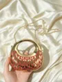 Goldene Abendtasche Detail mit glänzender Metalloberfläche, rotem Glitzer und Kette. - Rot
