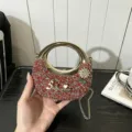 Strass-Halbmond-Abendtasche mit Metall-Rundgriff und Kettengurt Nahaufnahme Detail. - Rot
