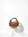 Detailansicht der modischen Abendtasche mit Metallringgriff, Glitzer und goldener Kette - Orange
