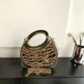 Elegante Acryl Abendtasche mit glänzenden Strasssteinen und Kette für Damen Party. - Orange