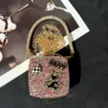 Kleine Mini Strass Acryl Abendtasche mit funkelnden Kristallen, süßem Bär-Dekor und eleganter Kette. - Rosa (A091)