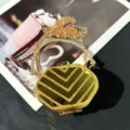 Goldener Mini-Box-Taschen-Detail mit Glitzer-Chevron-Muster und Kristall-Griffkette. - Gold (A114)