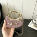 Glitzernde Strass Schultertasche mit goldenem runden Griff und Kette fuer Damen Detailansicht. - Rosa