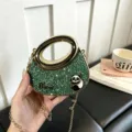Grüne Glitzer Acryl Mini Handtasche Detail, mit goldenem Ringgriff und Kettengurt. - Grün