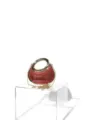 Nahaufnahme der glitzernden roten Abendtasche mit edlem Goldring-Griff und feiner Kette. - Rot