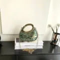 Atemberaubende Acryl-Abendtasche mit schimmernden grünen Strasssteinen und goldener Kette. - Grün
