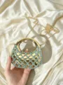 Goldene Strass-Crescent-Abendtasche Detail mit kunstvollem Kristallnetz und Metallrahmen. - Blau