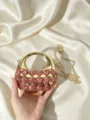 Detailansicht der Luxus Acryl Abendtasche mit funkelnden Strasssteinen und goldener Kette. - Rot