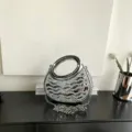 Silberne Acryl-Abendtasche mit funkelnden Strasssteinen, edler Kette und Metallgriff. - Silber