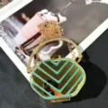 Detail des Mini-Acryl-Kastenbeutels mit Strass, funkelndem grünen Muster und Kette. - Blau (A114)
