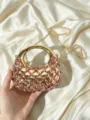 Goldene Abendtasche mit Strass im Halbmond-Design, Metallgriff und Kette für elegante Feiern. - Rot