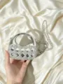 Elegantes Detail der silbernen Acryl-Abendtasche mit funkelnden Strasssteinen und einer Kette. - Silber