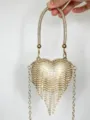 Exquisites Strass-Herz-Clutch-Taschen-Detail, funkelnde Kristallfransen und elegante Kette. - Gold