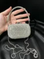 Silberne Strass Abendtasche mit glitzernden Kristallen und elegantem Metallkettengurt. - Silber