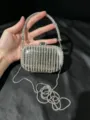 Detailaufnahme der funkelnden Strass-Abendtasche mit filigranen Metallkettendetails. - Silber (A199)