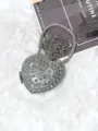 Detailansicht der luxuriösen Herz-Strass-Abendtasche mit glitzernder Kristallkette. - Herz Strass Stil (A153) / Silber
