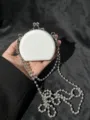 Mini witte PU schoudertas met lange zilveren kralenketting, stijlvolle chique crossbody tas. - Wit (Zilveren Dubbele Kralenketting)